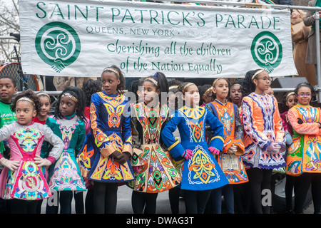 Multikulturelle Studenten führen ihre Irish Step Dancing Routinen am St. Patricks Day Parade in Queens in New York Stockfoto