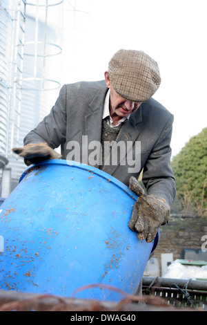 Ein Arbeiter bei er Wychwood Brewery in Oxfordshire. Stockfoto