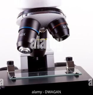 Mikroskop, isoliert auf weiss Stockfoto
