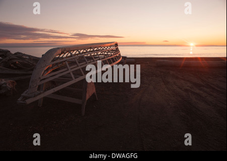 Horizontale Foto von Whaling Schiff made of Treibholz am Rande der Tschuktschensee, Barrow, Alaska Stockfoto
