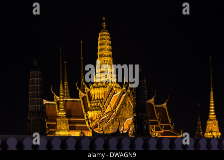 Nacht Schuss von Bangkoks beleuchtet Grand Palace von der Straße außerhalb Stockfoto