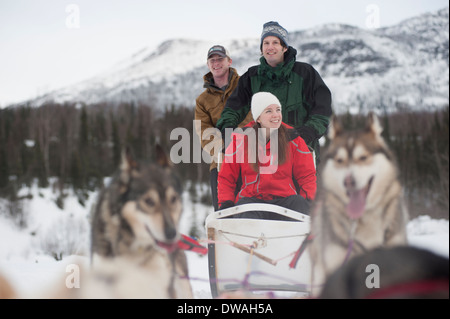 Horizontale Foto von drei Personen Reiten im Schlittenhunderennen in Alaska Stockfoto