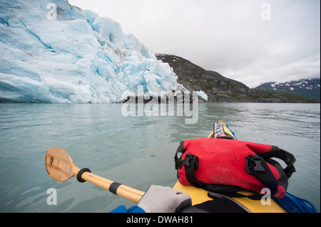 Erste Person Sicht Foto des Bogens des Meeres kayak auf Portage Lake, in der Nähe von Portage Glacier, Yunan, Alaska Stockfoto