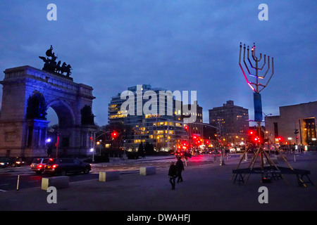 riesige Menorah im Grand Army Plaza in Brooklyn New York Stockfoto