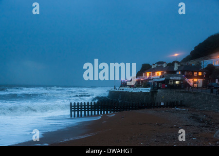 Spyglass Inn, Ventnor, Isle Of Wight, Großbritannien: raue See und brechenden Wellen in der Nacht in einem Sturm Stockfoto