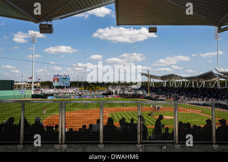 Fort Myers, Florida, USA. 4. März 2014. WILL VRAGOVIC | Zeiten. Ein Blick von der dritten Base-Seite von Fenway Süd vor dem Start der Boston Red Sox gegen die Tampa Bay Rays Spring Training Spiel bei JetBlue Park in Fort Myers, Florida am Dienstag, März. 4, 2014. Die Strahlen schlagen die Red Sox 8 - 0. © Willen Vragovic/Tampa Bucht Times/ZUMAPRESS.com/Alamy Live-Nachrichten Stockfoto