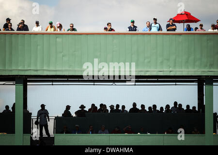 Fort Myers, Florida, USA. 4. März 2014. WILL VRAGOVIC | Zeiten. Fans im Outfield Fenway im Süden während der Boston Red Sox gegen die Tampa Bay Rays Spring Training Spiel bei JetBlue Park in Fort Myers, Florida am Dienstag, März. 4, 2014. Die Strahlen schlagen die Red Sox 8 - 0. © Willen Vragovic/Tampa Bucht Times/ZUMAPRESS.com/Alamy Live-Nachrichten Stockfoto