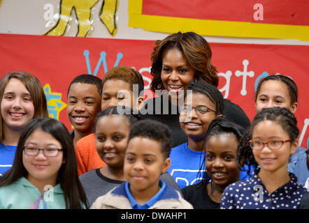 Washington DC, USA. 4. März 2014. U.S. First Lady Michelle Obama posiert für Fotos mit Studenten an Yu Ying öffentliche Charter School, ein Chinesisch-Immersion, International Baccalaureate, Grundschule, vor der Reise nach China, in Washington, D.C., USA, am 4. März 2014. Die First Lady wird später, im März nach China reisen. Bildnachweis: Yin Bogu/Xinhua/Alamy Live-Nachrichten Stockfoto