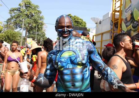 Port Of Spain, Trinidad und Tobago. 4. März 2014. Ein Zecher beteiligt sich an einer Parade von 2014 Trinidad und Tobago Karneval in Port Of Spain, der Hauptstadt von Trinidad und Tobago, 4. März 2014. Bildnachweis: Gao Xing/Xinhua/Alamy Live-Nachrichten Stockfoto