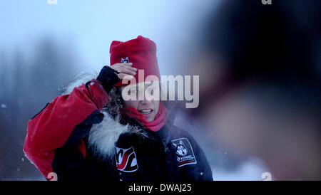 Anchoarge, AK, USA. 4. März 2014. BOB HALLINEN / Anchorage Daily News.Aliy Zirkle Vorträge über den schneefreien Pfad über den Abschied von brennen an der Nikolai-Kontrollstelle während 2014 Iditarod Trail Sled Dog Race auf Dienstag, 4. März 2014. Bildnachweis: Bob Hallinen/Anchorage Daily News/ZUMAPRESS.com/Alamy Live News Stockfoto