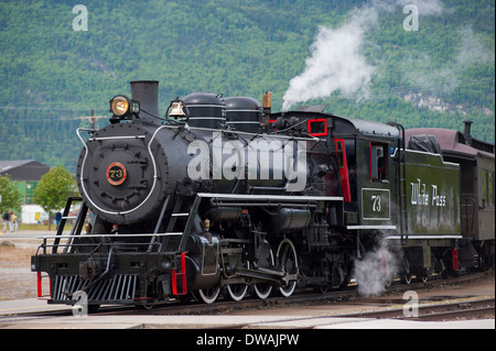 Trainieren Sie mit historischen Dampflok Nummer 73 verlassen Skagway, Alaska, Yukon Route White Pass railroad Stockfoto