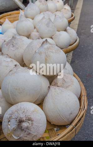 Geschälte Junge Kokosnüsse auf den Markt mit frischen Lebensmitteln in Thailand zu verkaufen Stockfoto