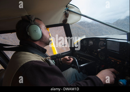 Einmotorigen Flugzeug Pilot fliegen bei schlechtem Wetter Stockfoto