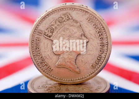 Ein Pfund-Münzen vor dem Union Jack-Hintergrund Stockfoto