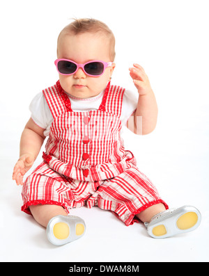 Lustige Babymädchen mit Sonnenbrille Stockfoto