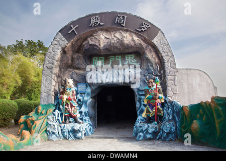 Singapur - 1. Februar 2014: Eintritt in die zehn Gerichte der Hölle mit Ochsenkopf und Pferd-Gesicht Guradians Haw Par Villa Stockfoto