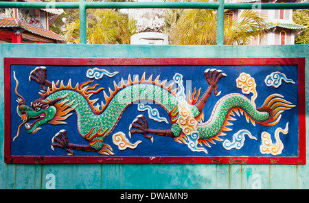 Singapur - 1. Februar 2014: Bunte Drachen Wand Reliefskulptur Haw Par Villa Theme Park. Stockfoto