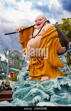 Singapur - 1. Februar 2014: Ho Tai Laughing Buddha-Statue von Tor im Themenpark Haw Par Villa. Stockfoto