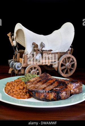 Zwei Zoll dicke Schweinekoteletts und Cowboy-Wagen. Stockfoto