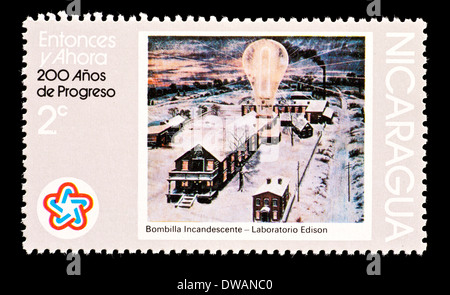 Briefmarke aus Nicaragua Darstellung Edisons Labor und Glühbirne, ausgestellt für die Zweihundertjahrfeier der Vereinigten Staaten. Stockfoto