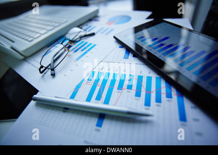 Bild von Brillen, Stift, Touchpad und Finanzdokumente am Arbeitsplatz Stockfoto