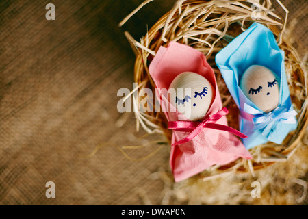 Bild von zwei Baby-Ostereier in rosa und blauen Papier gewickelt Stockfoto