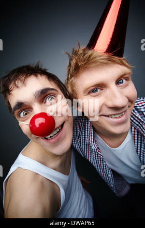 Zwei Jungs, die Spaß machen Gesichter in die Kamera auf Aprilscherz Stockfoto