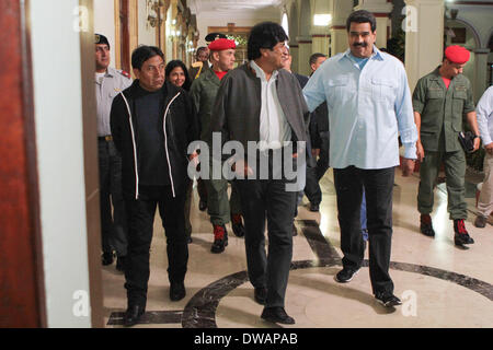 Caracas, Venezuela. 4. März 2014. Der venezolanische Präsident Nicolas Maduro (vorne R1) trifft mit seinem bolivianischen Amtskollegen Evo Morales (vorne R2) in Miraflores Palast in Caracas, Venezuela, am 4. März 2014. Bildnachweis: Prensa Presidencial/AVN/Xinhua/Alamy Live-Nachrichten Stockfoto