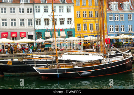 Boote neben Cafés in Nyhavn Kopenhagen Stockfoto