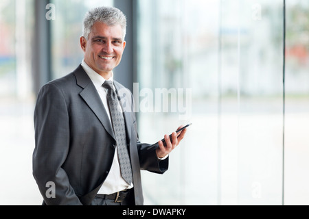 Porträt von senior Manager mit TabletPC Stockfoto