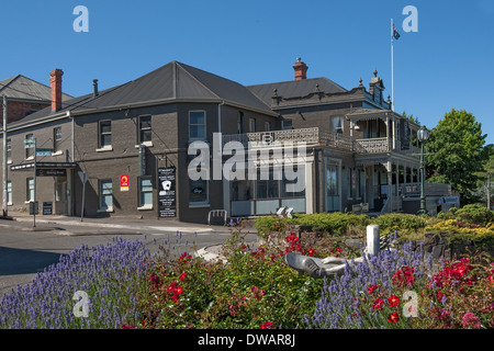 Blumenbeet und Seitenansicht des historischen Deloraine Hotels, Tasmanien, Australien Stockfoto