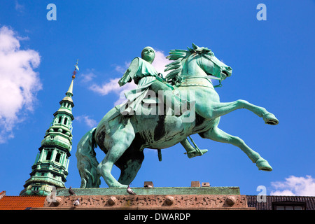 Reiterstatue von Absalon stehen in Højbro Plads in Kopenhagen Stockfoto