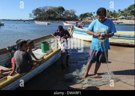 Hummer-Fischer am Strand von Los Cobanos in El Salvador Stockfoto