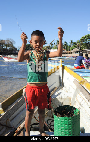 Hummer-Fischer am Strand von Los Cobanos in El Salvador Stockfoto