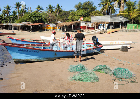 Hummer-Fischer am Strand von Los Cobanos in El Salvador Stockfoto