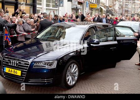 Dordrecht, Niederlande. 4. März 2014. König Willem-Alexander nimmt an der Eröffnung der Ausstellung "Willem II? Kunst-König "im Museum in Dordrecht, die Niederlande, 4. März 2014 Dordrecht. König William II. (1792-1849) besaß bedeutende Gemälde und Zeichnungen. Foto: RPE / ALBERT PHILIP VAN DER WERF/Dpa/Alamy Live-Nachrichten Stockfoto