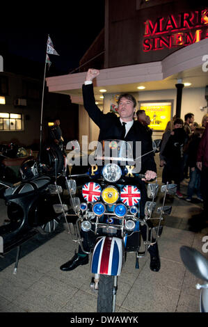 Brynmawr, Baenau Gwent, Wales, UK. 4. März 2014. Jonny Owen versucht, eines der klassischen Motorroller für die Premiere organisiert. Merthyr Tydfil ganz eigene Jonny Owen Premiere seines neuesten Films SVENGALI, Co-starring Vicky McClure, die vor Ort in den walisischen Bergbau Tälern erschossen wurde. Die Premiere ist am ältesten unabhängigen Kinos in Wales – The Market Hall Kino in Brynmawr statt. Bildnachweis: Graham M. Lawrence/Alamy Live-Nachrichten. Stockfoto