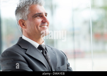 Porträt von senior Geschäftsmann nachschlagen hautnah Stockfoto