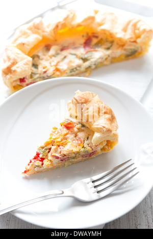 Stück vegetarische Quiche mit Käse und Paprika Stockfoto