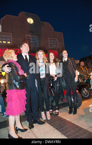 Brynmawr, Baenau Gwent, Wales, UK. 4. März 2014. Jonny Owen & Familie & Vicky McClure vor der Markthalle-Kino. Merthyr Tydfil ganz eigene Jonny Owen Premiere seines neuesten Films SVENGALI, Co-starring Vicky McClure, die vor Ort in den walisischen Bergbau Tälern erschossen wurde. Die Premiere ist am ältesten unabhängigen Kinos in Wales – The Market Hall Kino in Brynmawr statt. Bildnachweis: Graham M. Lawrence/Alamy Live-Nachrichten. Stockfoto