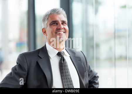 gut aussehend mittleren Alter Geschäftsmann nachschlagen Stockfoto