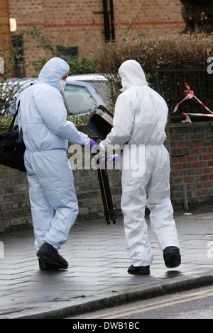 Forensische Team am Tatort ein 17 Jahre altes Opfer erstochen in der Nähe von ermäßigen Park North London Stockfoto