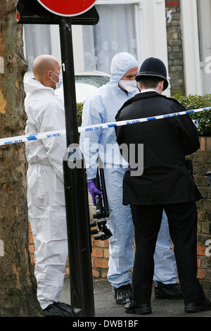 Forensische Team am Tatort ein 17 Jahre altes Opfer erstochen in der Nähe von ermäßigen Park North London Stockfoto