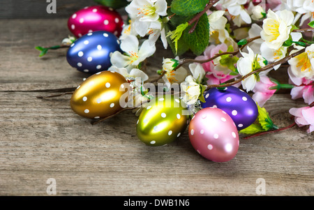 Frühlingsblumen und Eiern Osterdekoration auf rustikalen hölzernen Hintergrund Stockfoto