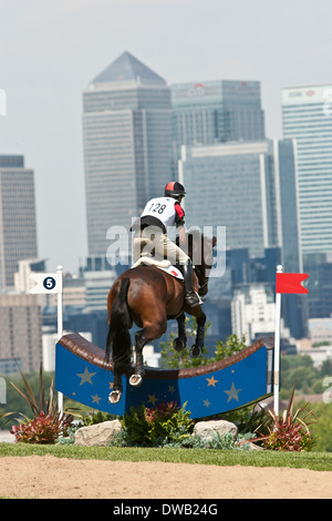 Dreitägigen Vielseitigkeit im Greenwich Park mit Canary Wharf im Hintergrund Stockfoto