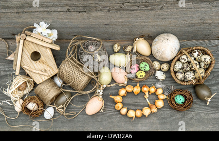 Vintage Dekoration mit Eiern und Blumenzwiebeln. nostalgische Ostern Stillleben Wohngebäude. hölzerne Hintergrund Stockfoto