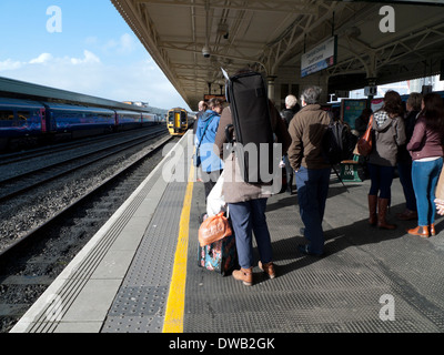 Fahrgäste im Eisenbahnverkehr auf der Plattform am Cardiff Central Railway Station Wales UK KATHY DEWITT Zug warten Stockfoto