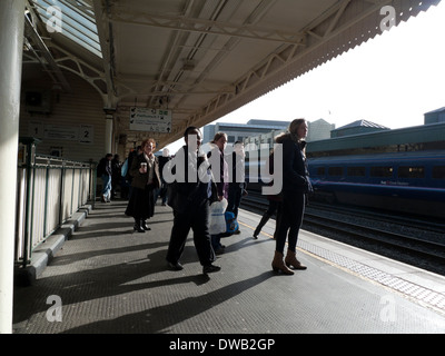 Fahrgäste warten auf Zug auf der Plattform in Cardiff Central Railway Station (Bahnhof) von Cardiff in Wales, UK KATHY DEWITT Stockfoto