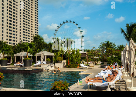 Pool, das Mandarin Oriental Hotel, Singapore mit Blick zum Singapore Flyer Stockfoto