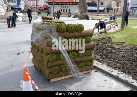 London, England, Vereinigtes Königreich. Verlegung neuer Rasen am Leicester Square (März 2014) Stockfoto